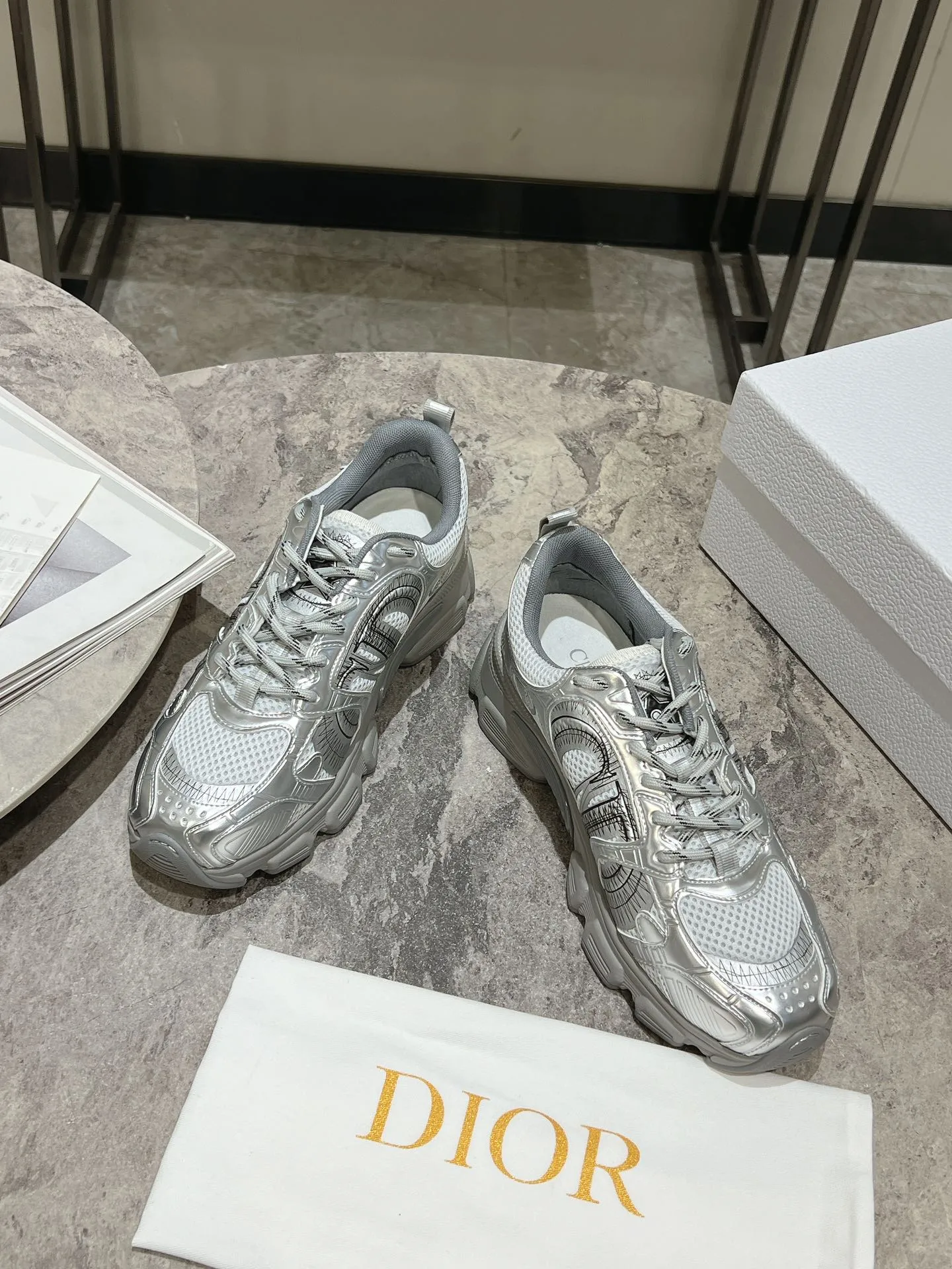 👟👟Ex-factory price 600👟👟 The latest hot model, the star model 2024 main hot product, the newly released Dior Chrono new casual sports shoes, running shoes, dad shoes are really cool, full of futuristic feeling! Really cool! Once again interpreting Dior's concept of cool fashion, the lucky star will bless you with good luck. The new EVA sole is super light and super soft! A perfect replica of the original! Fully matched material and mold! ! Women’s size: 35-39 (40.41 customized)
